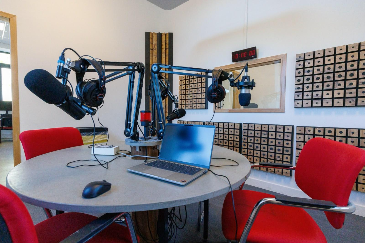 Studio ESJ 1.png