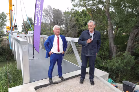 pose de la nouvelle passerelle franchissant la Mosson pour assurer la continuité cyclable entre Montpellier, Lattes et Villeneuve-lès-Maguelone le long de la RN 986