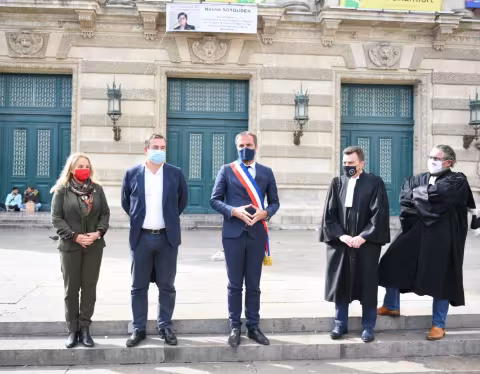 La Ville de Montpellier et l'Ordre des avocats de Montpellier ont posé symboliquement une banderole devant l'Opéra Comédie en soutien à l'avocate iranienne Nasrin SOTOUDEH