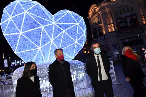 FP : Pour les fêtes de Noël 2020, Montpellier revêt son habit de lumière et rend hommage aux soignants avec une structure XXL en forme de Coeur