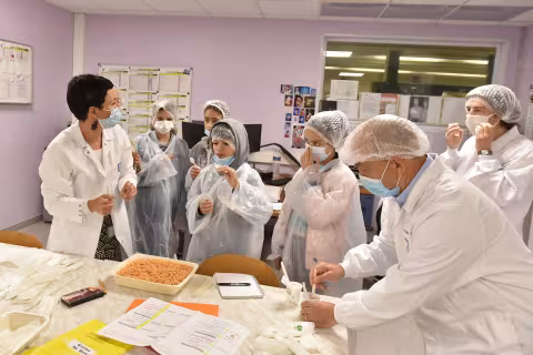 Le conseil municipal des enfants à la découverte du contenu de leurs assiettes