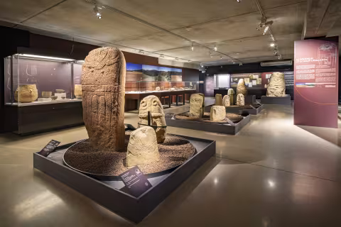 Crédit photo : AGENCE OFF - SITE ARCHEOLOGIQUE LATTARA - STATUES-MENHIRS - MIROIRS DE PIERRE DU NEOLITHIQUE