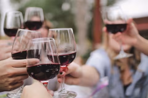 La Ville et la Métropole de Montpellier aménagent un point de vente / dégustation éphémère avec 30 vignerons au 10 place de la Comédie du 25 juillet au 30 septembre 2024