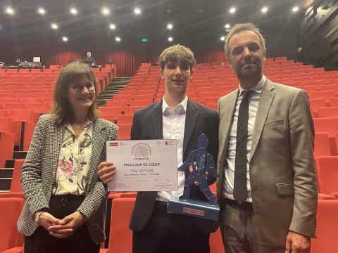 Michaël DELAFOSSE a remis le prix coup de coeur du Concours régional d'Éloquence à Théo ESTIVAL